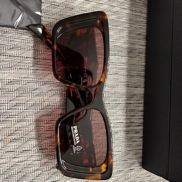 Prada sunglasses SPR08Y - Picture 4 of 13